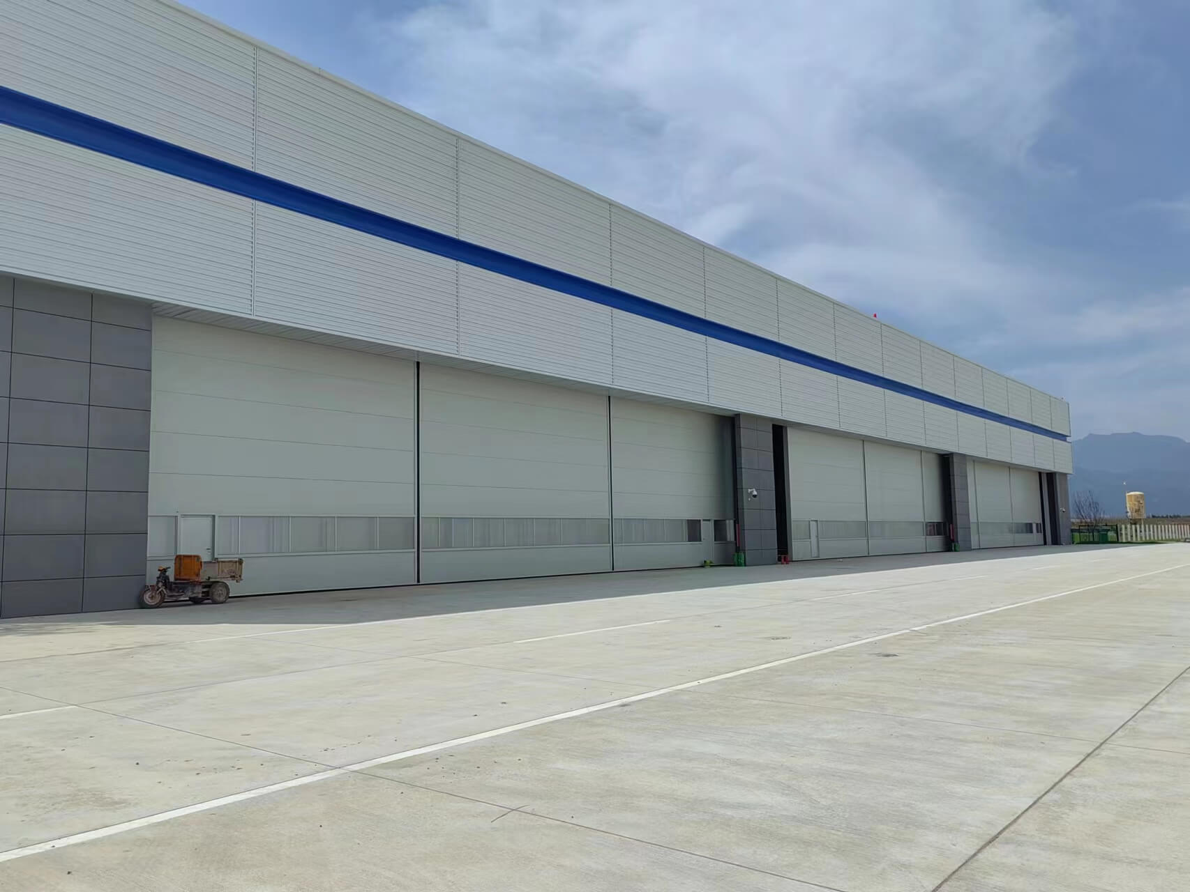 Large hangar door: General Airport of Nanchang, Jiangxi